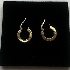 18k gold greeek design snap closure hoop earrings